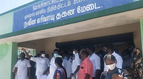 தேவகோட்டை ராம்நகரில் குடியிருப்பு பகுதியில் அமைக்கப்பட்ட மின்மயானத்தை ஆய்வு செய்த மாங்குடி எம்எல்ஏவிடம் முறையிட்ட மக்கள்.