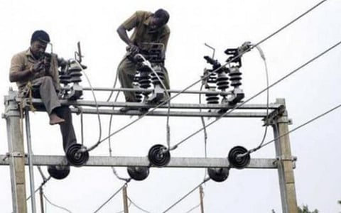 கரோனாவுக்கு இதுவரை 300 பேர் பலி மின்வாரிய பணியாளர்கள் முன்களப் பணியாளர்களாக அறிவிக்கப்படுவார்களா?