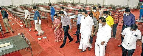 வேலூர் அரசு மருத்துவக்கல்லூரி மருத்துவமனையில் கரோனா நோயாளிகளுக்கு சிகிச்சை அளிக்க கூடுதலாக படுக்கை வசதிகள் ஏற்படுத்தும்  பணிகளை அமைச்சர் ஆர்.காந்தி பார்வையிட்டு ஆய்வு செய்தார். அருகில், மாவட்ட வருவாய் அலுவலர் பார்த்தீபன், மருத்துவக்கல்லூரி முதல்வர் செல்வி உள்ளிட்டோர்.படம்: வி.எம்.மணிநாதன்.