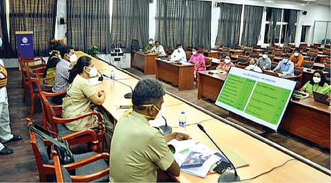 வேலூர் மாவட்ட ஆட்சியர் அலுவலகத்தில் கரோனா பரவல் தடுப்பு கண்காணிப்பு அலுவலர் டாக்டர் ஸ்வர்ணா தலைமையில் ஆய்வுக்கூட்டம் நடைபெற்றது.