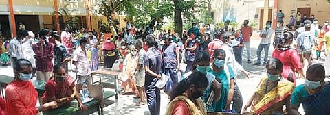 திருவண்ணாமலை நகராட்சி பெண்கள் மேல்நிலை பள்ளியில் நடைபெற்ற தடுப்பூசி சிறப்பு முகாமில் குவிந்த பொது மக்கள்.