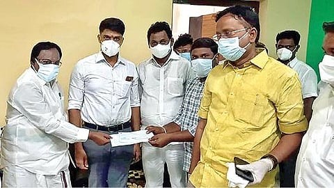 முதல்வரின் கரோனா நிவாரண நிதிக்கு ரூ.1 லட்சத்துக்கான காசோலையை துணை சபாநாயகர் பிச்சாண்டியிடம் வழங்கிய வந்தவாசி அகிலாண்டேஸ்வரி மகளிர் கல்லூரி செயலாளர் ரமணன்.