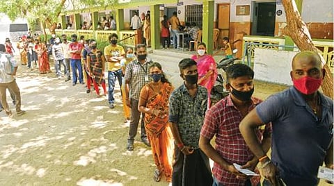 தூத்துக்குடி தூய மரியன்னை ஆண்கள் மேல்நிலைப்பள்ளியில் அமைக்கப்பட்டுள்ள கரோனா தடுப்பூசி மையத்தில் நேற்று தடுப்பூசி போடுவதற்காக நீண்ட வரிசையில் காத்திருந்த மக்கள். படம்: என்.ராஜேஷ்