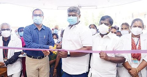 சிவகிரி அருகே சித்த மருத்துவ கரோனா சிகிச்சை மையத்தை ஆட்சியர் சமீரன், தனுஷ் எம்.குமார் எம்பி ஆகியோர் திறந்துவைத்தனர்.