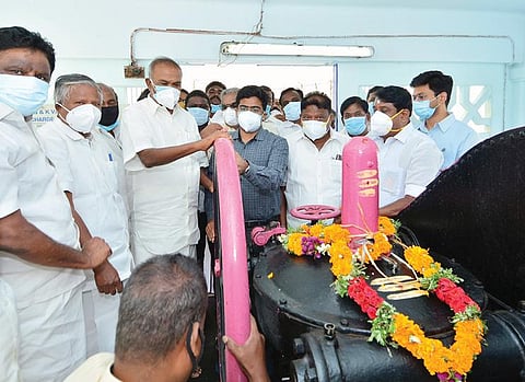 பாபநாசம் அணையில் இருந்து சட்டப்பேரவைத் தலைவர் மு.அப்பாவு பாசனத்துக்கு தண்ணீர் திறந்துவைத்தார். (அடுத்தபடம்)பாபநாசம் அணையில் இருந்து வெளியேறும் தண்ணீர்.