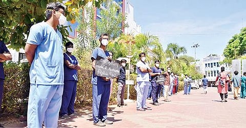 திருநெல்வேலி அரசு மருத்துவக் கல்லூரி மருத்துவமனை வளாகத்தில் ஆர்ப்பாட்டத்தில் ஈடுபட்ட இறுதியாண்டு பட்ட மேற்படிப்பு மருத்துவ மாணவர்கள்.