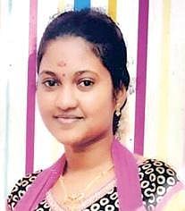 தூத்துக்குடி கிருஷ்ணராஜபுரம் பகுதியில் வீட்டு மேற்கூரையின் சிமெண்ட் பூச்சு பெயர்ந்து விழுந்ததால் வீட்டில் சிதறி கிடக்கும் பொருட்கள்.