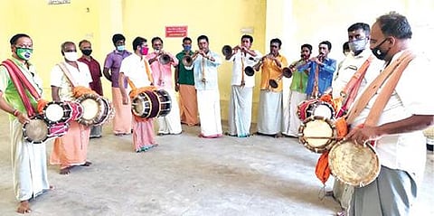 திருச்செந்தூரில் கரோனா ஊரடங்கால் வாழ்வாதாரத்தை இழந்து தவிக்கும் தவில் மற்றும் நாதஸ்வர இசைக்கலைஞர்கள், இசைக்கருவிகளை இசைத்து தங்கள் கோரிக்கைகளை வலியுறுத்தினர்.