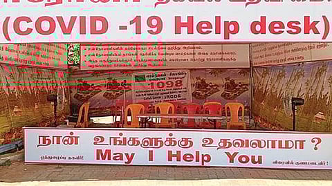 சிவகங்கை அரசு மருத்துவக் கல்லூரி மருத்துவமனை வளாகத்தில் ஆளே இல்லாத கரோனா தகவல் உதவி மையம்.