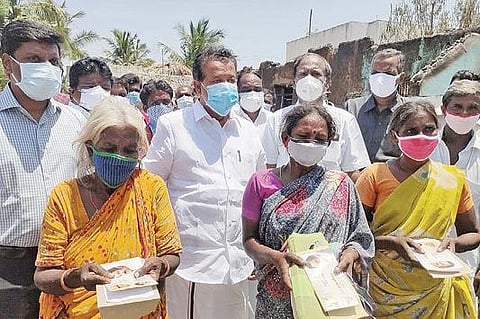 திருக்கோவிலூர் அடுத்த டி.குன்னத்தூரில் மாட்டு கொட்டகை எரிந்து பாதிக்கபட்ட குடும்பத்தினருக்கு நிவாரண உதவிகளை வழங்கிய அமைச்சர் க.பொன்முடி.