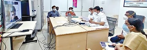 நாமக்கல் மாவட்ட ஆட்சியர் அலுவலகத்தில் காணொலிக் காட்சி மூலம் கரோனா தடுப்பு நடவடிக்கை குறித்து தனியார் மருத்துவமனை மருத்துவர்களுடன் அமைச்சர் மா.மதிவேந்தன் கலந்துரையாடினார். அருகில் மாவட்ட ஆட்சியர் கா.மெகராஜ்.