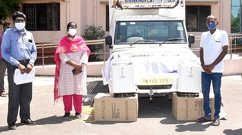 அரியலூர் ஆட்சியர் த.ரத்னாவிடம் மருத்துவ உபகரணங்களை வழங்கிய இந்தோனேசியா தமிழ்ச் சங்கத்தினர்.