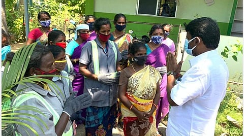 இலுப்பூரில் தூய்மைப் பணியாளர்களை சந்தித்துப் பேசிய முன்னாள் அமைச்சர் சி.விஜயபாஸ்கர்.