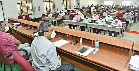 கரோனா தடுப்பு நடவடிக்கைகள் தொடர்பாக சேலம் ஆட்சியர் அலுவலத்தில் அனைத்து துறை அலுவலர்கள் பங்கேற்ற ஆலோசனைக் கூட்டம் நடந்தது. இதில், ஆட்சியர் கார்மேகம் பேசினார். உடன் மாவட்ட வன அலுவலர் முருகன்.