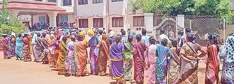 சிவகங்கை அரசு மருத்துவமனையில் உணவு வாங்க சமூக இடைவெளியின்றி நீண்ட வரிசையில் காத்திருந்த மக்கள்.