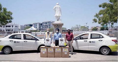 கரோனா தொற்றால் பாதிக்கப்பட்டோருக்கு, ஓலா அறக்கட்டளை சார்பில் ஆக்சிஜன் செறிவூட்டிகளை வீட்டுக்கே வந்து இலவசமாக வழங்கும் `O2 ஃபார் இந்தியா’ சேவை பெருநகர சென்னை மாநகராட்சி ஆணையர் ககன்தீப் சிங் பேடி முன்னிலையில் நேற்று தொடங்கப்பட்டது.