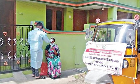 சேலம் மாநகராட்சி சார்பில் வாகனம் மூலம் கரோனா பரிசோதனை மேற்கொள்ள நடவடிக்கை எடுக்கப்பட்டுள்ளது. இந்த வாகனம் மூலம் பெண் ஒருவருக்கு பரிசோதனை மேற்கொள்ளப்பட்டது.