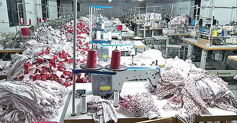 திருப்பூர் காந்திநகரில் உள்ள பின்னலாடை உற்பத்தி நிறுவனம். (கோப்பு படம்)