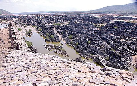 தெலங்கானா மாநிலத்தில் உள்ள ஜெய்சங்கர் பூபாலபள்ளி மாவட்டம், இச்சம்பள்ளியில் 87 அடி நீளத்துக்கு கோதாவரி-காவரி நதிநீர் இணைப்புக்காக முதல் அணைக்கட்டு கட்டப்பட உள்ள இடம்.