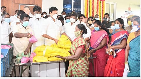 கரோனா பரவல் தடுப்பில் ஈடுபட்டு வரும் தூய்மைப் பணியாளர்கள் 100 பேருக்கு நலத்திட்ட உதவிகளை வழங்கும் அமைச்சர்