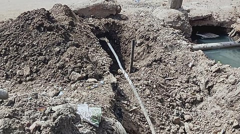 மானாமதுரை அருகே ராஜகம்பீரத்தில் குடிநீர் குழாய்கள் பராமிப்புக்காக பள்ளம் தோண்டியபோது துண்டிக்கப்பட்ட பிஎஸ்என்எல் இணைய வயர்.