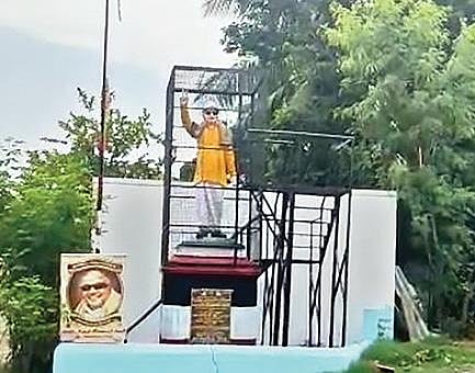 கண்ணமங்கலம் அடுத்த காட்டுக்காநல்லூர் கிராமத்தில் அதிமுக கொடி கம்பத்தின் நிறத்தை மாற்றி விட்டு கருணாநிதியின் உருவ படம் வைக்கப்பட்டுள்ளது.