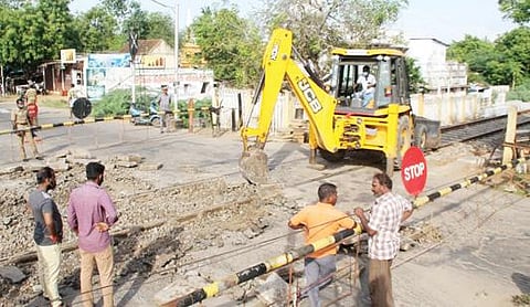 பாளையங்கோட்டை குலவணிகர்புரம் ரயில்வே கேட் பராமரிப்பு பணி நேற்று மேற்கொள்ளப்பட்டது. படம்: மு.லெட்சுமிஅருண்