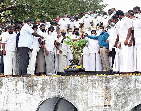 தூத்துக்குடி மாவட்டம் மருதூர் அணையிலிருந்து கீழக்கால்வாயில் பாசனத்துக்கு தண்ணீரை அமைச்சர் அனிதா ஆர்.ராதாகிருஷ்ணன் திறந்துவிட்டார். உடன் எம்எல்ஏக்கள் ஊர்வசி அமிர்தராஜ், சண்முகையா, ஆட்சியர் செந்தில் ராஜ்.