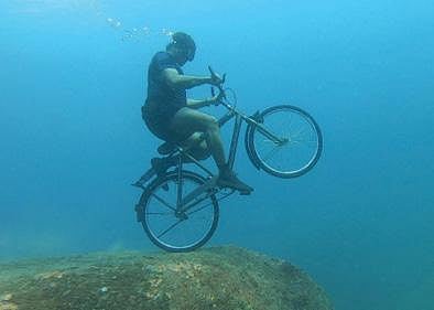 புதுவை - தமிழக ஆழ்கடல் நீச்சல் வீரரான அரவிந்த் கடலுக்கு அடியில் மிதிவண்டி ஓட்டினார்.