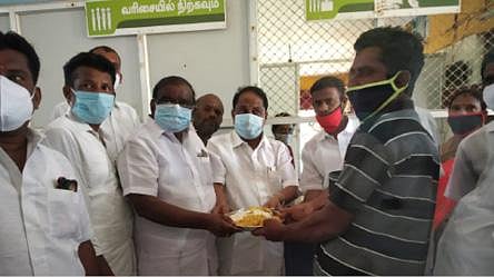 சிவகங்கை வாரச்சந்தை சாலையிலுள்ள அம்மா உணவகத்தில் இலவச உணவு வழங்கும் திட்டத்தைத் தொடங்கி வைத்த திமுக மாவட்டத் துணைச் செயலாளர் மணிமுத்து, நகரச் செயலாளர் துரை ஆனந்த்.