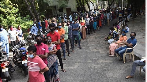 திருச்சியில் கரோனா தடுப்பூசி மையங்களில் குவிந்த மக்கள்