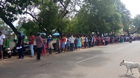 கோவை தொண்டாமுத்தூரை அடுத்த பூலுவப்பட்டி ஆரம்ப சுகாதார நிலையத்தில் இன்று தடுப்பூசி செலுத்திக்கொள்ள நீண்ட வரிசையில் காத்திருந்த மக்கள்.