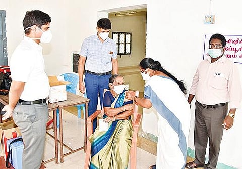 திருவண்ணாமலையில் நடைபெற்ற கரேனா தடுப்பூசி முகாமை நேற்று ஆய்வு செய்த மாவட்ட ஆட்சியர் சந்தீப் நந்தூரி.