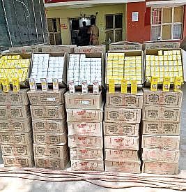 தண்டராம்பட்டு அருகே பறிமுதல் செய் யப்பட்ட 2,640 மதுபான பாட்டில்கள்.