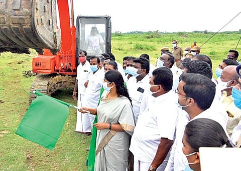 தூத்துக்குடி மாவட்டம் ஆத்தூர் குளத்தை தூர்வாரும் பணிகளை கனிமொழி எம்பி தொடங்கி வைத்தார். உடன் அமைச்சர் அனிதா ஆர்.ராதாகிருஷ்ணன், ஆட்சியர் செந்தில் ராஜ் உள்ளிட்டோர்.