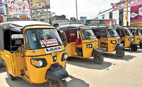 தூத்துக்குடியில் ஏழை, எளிய மக்கள் மருத்துவ தேவைக்கு பயன்படுத்தும் வகையில் தமிழ்நாடு முஸ்லிம் முன்னேற்றக் கழகம் சார்பில் ஏற்பாடு செய்யப்பட்டுள்ள ஆட்டோ ஆம்புலன்ஸ் வாகனங்கள். 			      படம்: என்.ராஜேஷ்