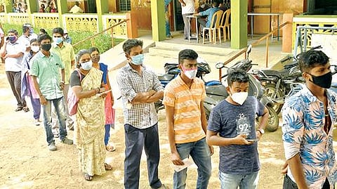 தூத்துக்குடி தூய மரியன்னை ஆண்கள் மேல்நிலைப்பள்ளி தடுப்பூசி மையத்தில் குறைந்த எண்ணிக்கையில் கையிருப்பில் இருந்த கோவாக்சின் தடுப்பூசியை போட்டுக் கொள்வதற்காக வரிசையில் காத்திருந்த மக்கள்.    படம்: என்.ராஜேஷ்