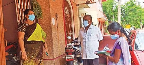 தருமபுரி நகராட்சிக்கு உட்பட்ட பகுதி வீடுகளில் சளி, காய்ச்சல் உள்ளவர்கள் குறித்து விவரம் சேகரிக்கும் நகராட்சி பணியாளர்கள்.