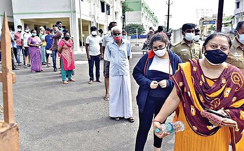 ஈரோடு கருங்கல்பாளையம் ஆரம்ப சுகாதார நிலையத்தில் தடுப்பூசி போடுவதற்காக காத்திருக்கும் பொதுமக்கள்.