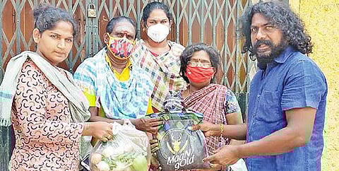 திருநங்கைகளுக்கு உணவுப்பொருட்களை வழங்கிய நடிகர் ரம்மி சவுந்தர்.