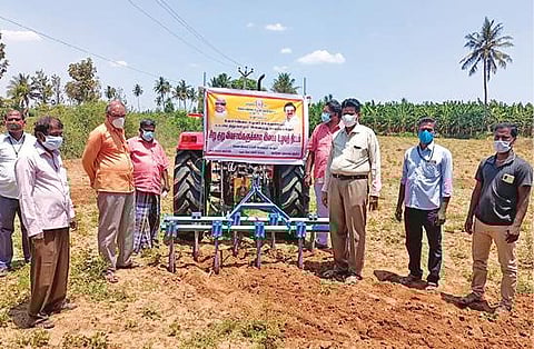 கடலூர் அருகே கண்ணாரப்பேட்டை கிராமத்தில் சிறு,குறு விவசாயிகளின் நிலங்களில் இலவச உழவு பணி நடைபெற்றது.