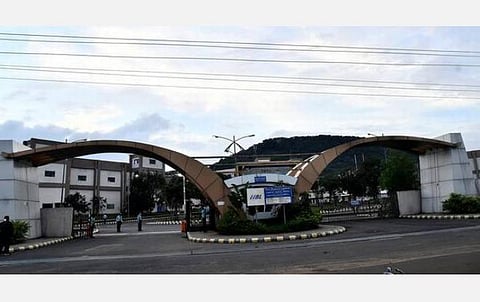 செங்கல்பட்டு மாவட்டத்தில் அமைந்துள்ள எச்.எல்.எல். தடுப்பூசி மையத்தில் உயர் அலுவலர்கள் ஆய்வு: முதல்வர் மு.க.ஸ்டாலின் ஆலோசனை நடத்திய நிலையில் நடவடிக்கை