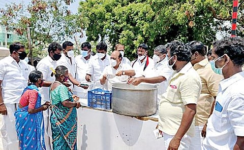 சாத்தங்குப்பத்தில் பொதுமக்களுக்கு பிரியாணி வழங்கிய ஊரகத் தொழில் துறை அமைச்சர் தா.மோ.அன்பரசன் மற்றும் திமுகவினர்.
