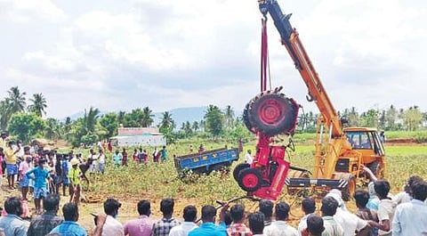 செங்கம் அருகே கிணற்றில் பாய்ந்த டிராக்டர், இயந்திரம் மூலம் வெளியே எடுக்கப்பட்டது.