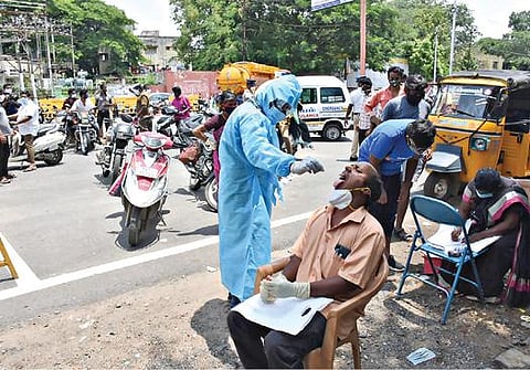 சேலம் ஆட்சியர் அலுவலகம் அருகே நேற்று தேவையின்றி சாலையில் சுற்றிய வாகன ஓட்டிகளைப் பிடித்த போலீஸார் அவர்களை கரோனா தொற்று பரிசோதனைக்கு உட்படுத்தினர். 	                 படம்: எஸ். குரு பிரசாத்