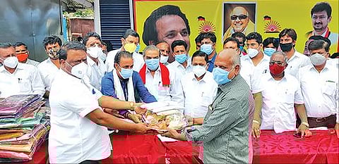 திமுக சார்பில் 1,200 பேருக்கு நிவாரணப் பொருட்கள் வழங்கல் :