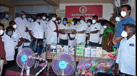 புதுக்கோட்டை மாவட்டம் திருமயம் அரசு மருத்துவமனைக்கு மருத்துவ உபகரணங்களை வழங்கும் ஆசிரியர் முன்னேற்றச் சங்கத்தினர்.