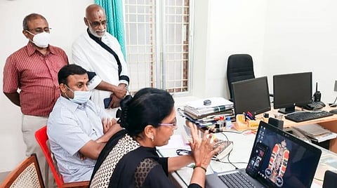 ஸ்ரீரங்கம் ரங்கநாதர் திருக்கோயிலில் இணையவழியில் நடைபெற்ற ஆன்மிக வகுப்பில் பேசிய முனைவர் ஜெயவித்யா. உடன் இணை ஆணையர் செ. மாரிமுத்து, அர்ச்சகர் சுந்தர் பட்டர், புலவர் கிருஷ்ணா.