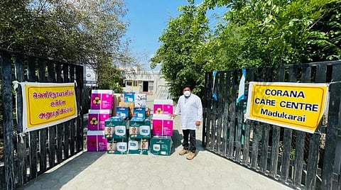 கோவை மதுக்கரை அரசு மருத்துவமனைக்குத் தன்னார்வலர்கள் வழங்கிய மின்விசிறிகள், தண்ணீரைச் சூடாக்கும் இயந்திரங்கள் உள்ளிட்ட பொருட்களுடன் தலைமை மருத்துவர் கண்ணன் மகாராஜ்.