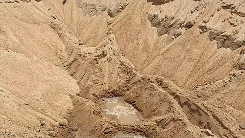 மானாமதுரை அருகே புக்குளம் பகுதியில் மணல் அள்ளப்பட்ட வைகைஆறு.